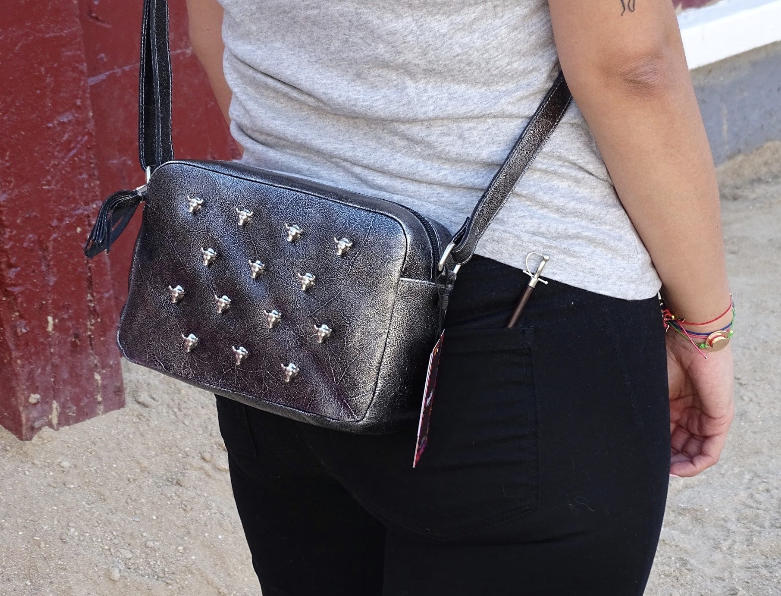 Bolso Bandolera De Piel Plata Con Apliques De Cabeza De Toro