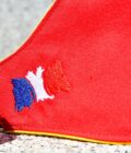Detalle bandera francesa en mascarillas de muleta