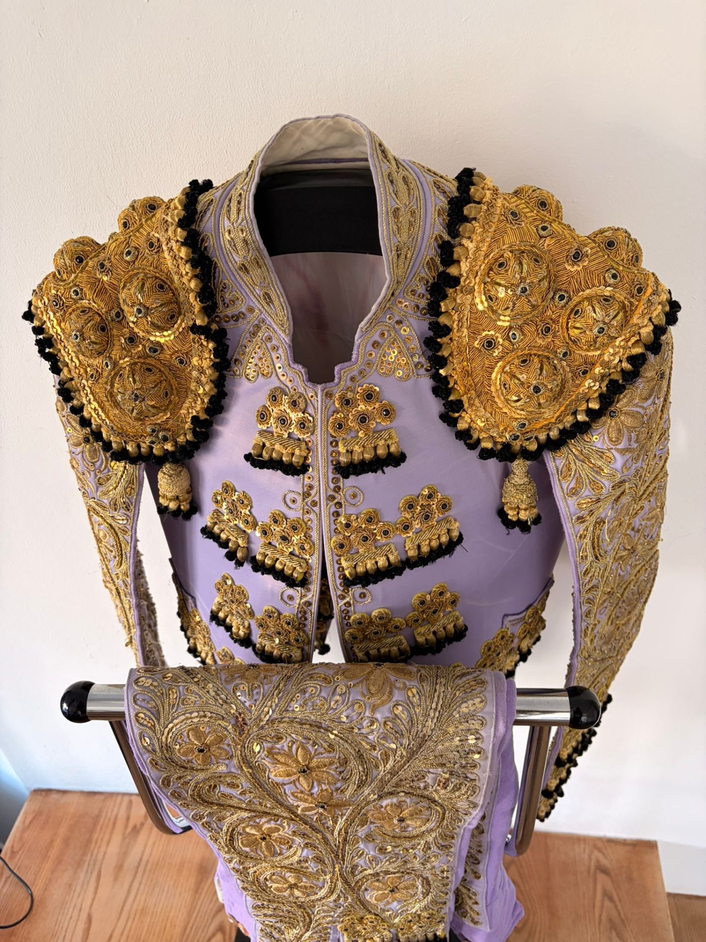 Habit de lumières mauve et or