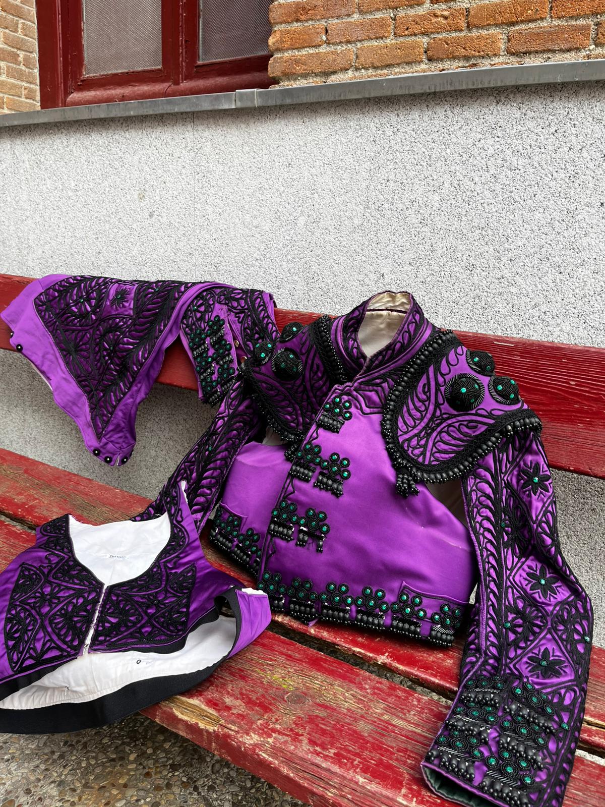 Habit de lumière violet nazareno et jais avec pierreries vertes4