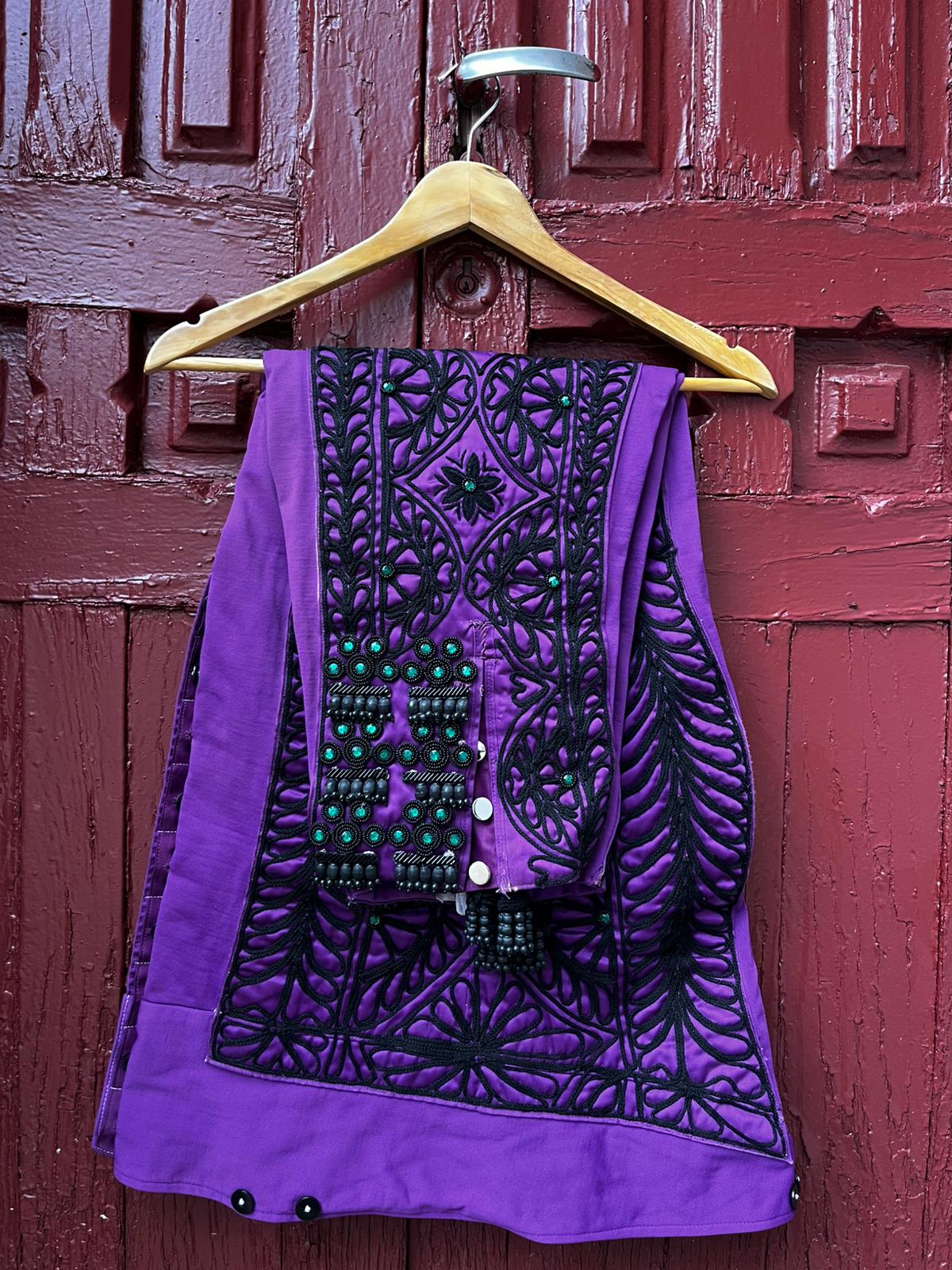 Habit de lumière violet nazareno et jais avec pierreries vertes5