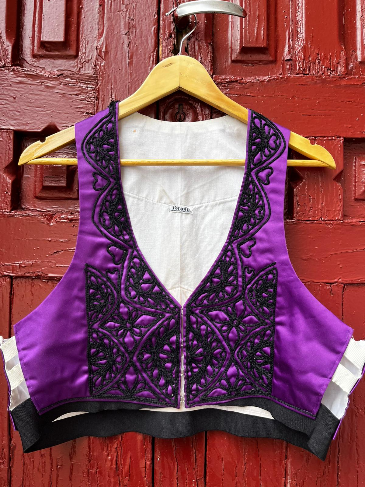 Habit de lumière violet nazareno et jais avec pierreries vertes6