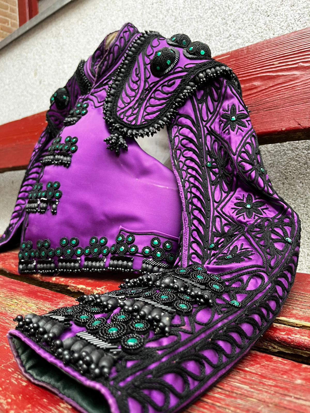 Habit de lumière violet nazareno et jais avec pierreries vertes6