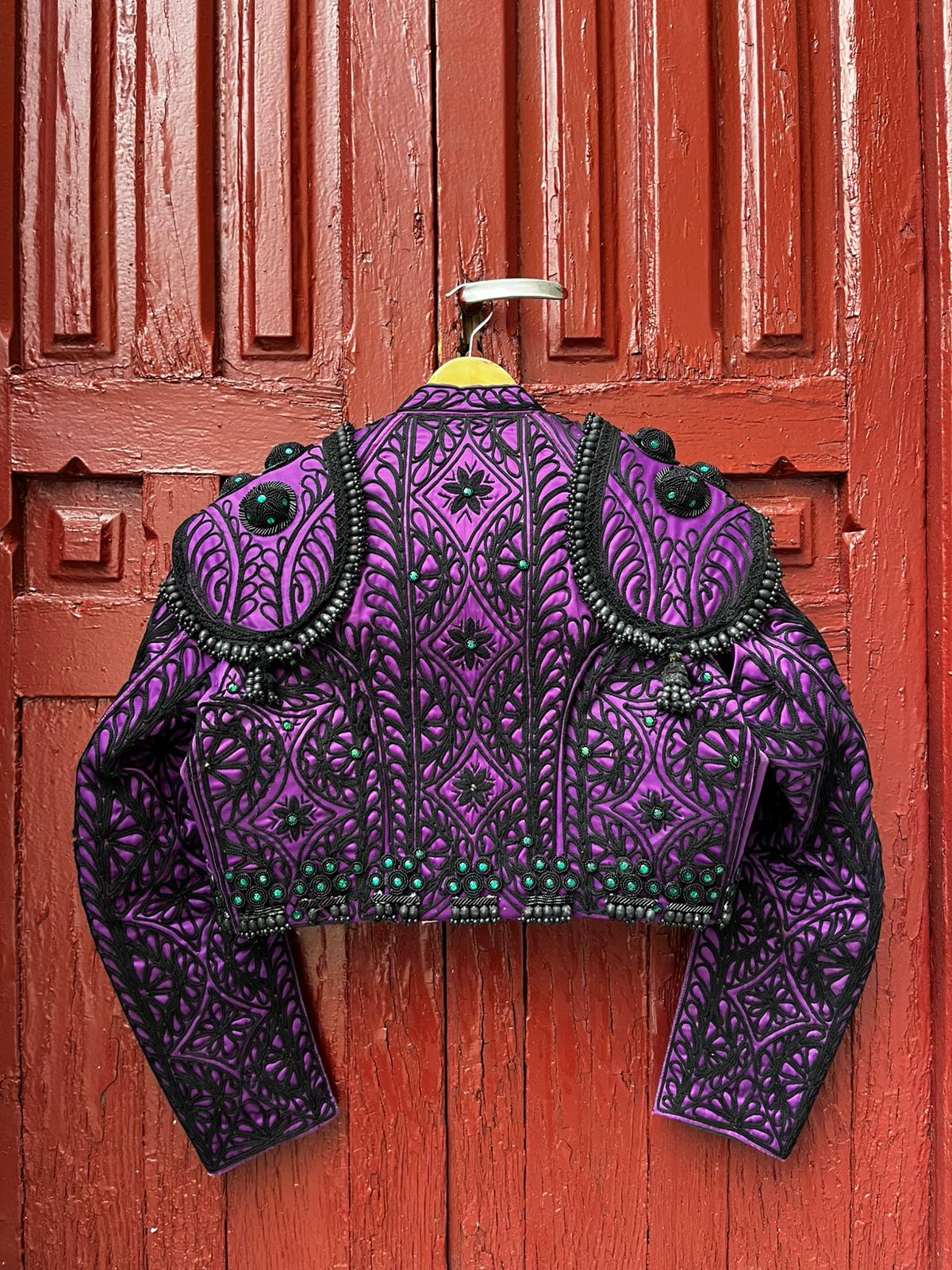 Habit de lumière violet nazareno et jais avec pierreries vertes6