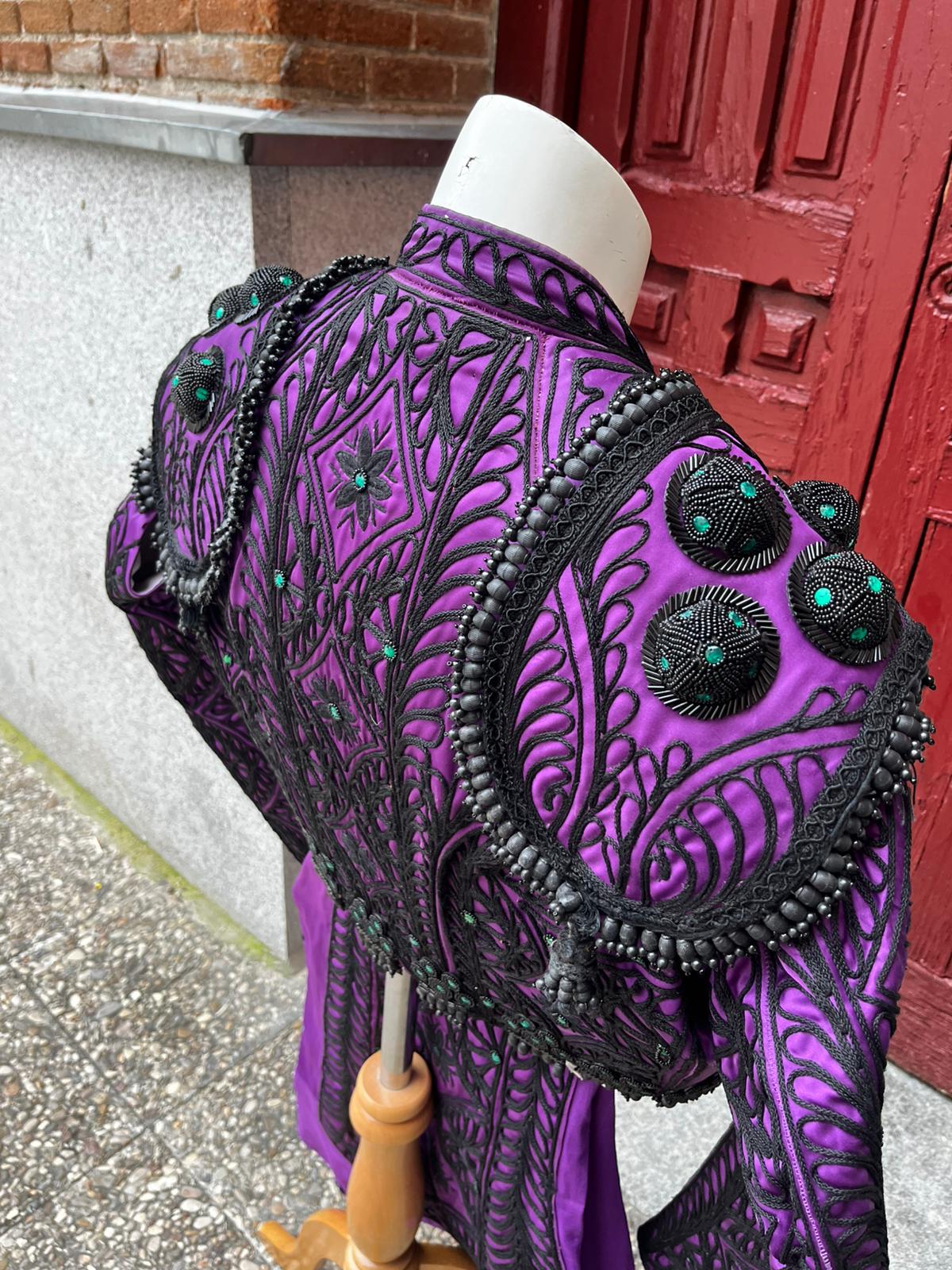 Habit de lumière violet nazareno et jais avec pierreries vertes6