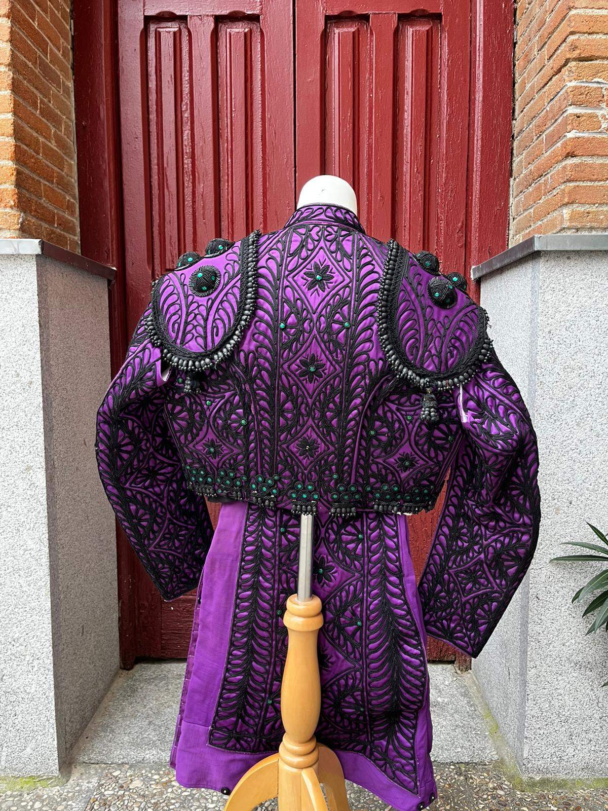 Habit de lumière violet nazareno et jais avec pierreries vertes2