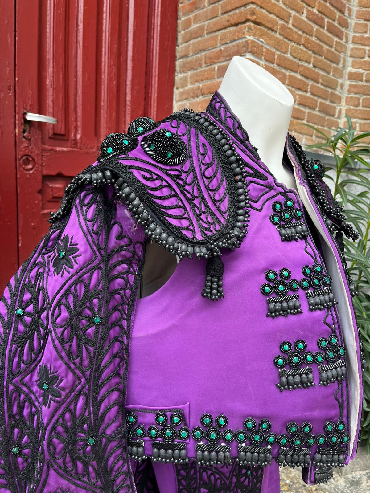 Habit de lumière violet nazareno et jais avec pierreries vertes3