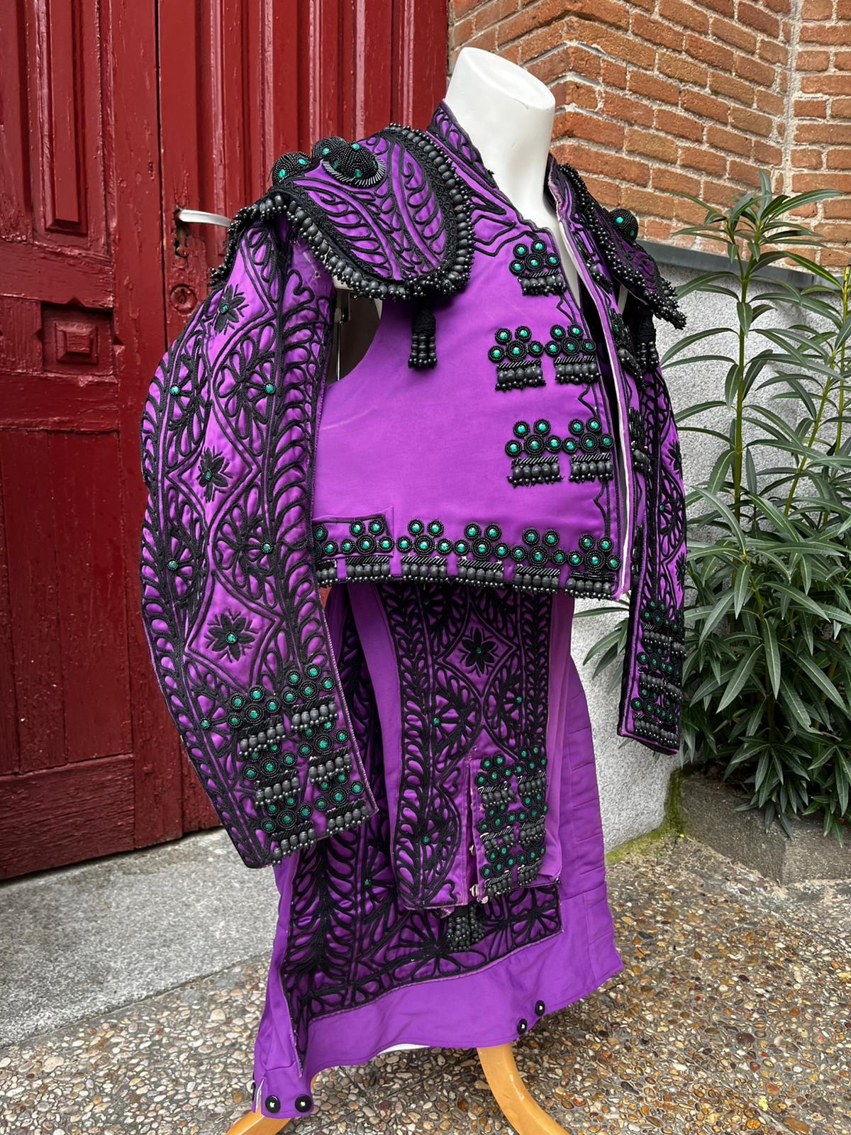 Habit de lumière violet nazareno et jais avec pierreries vertes3