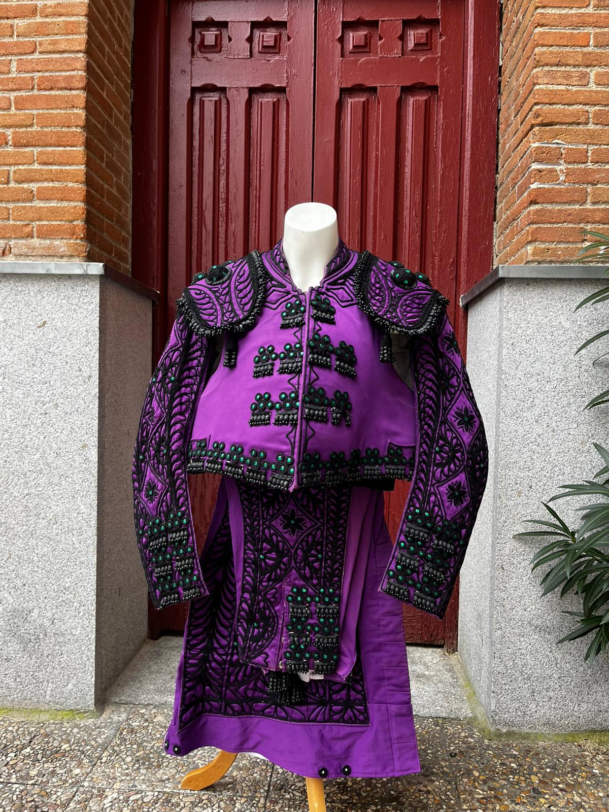 Habit de lumière violet nazareno et jais avec pierreries vertes4