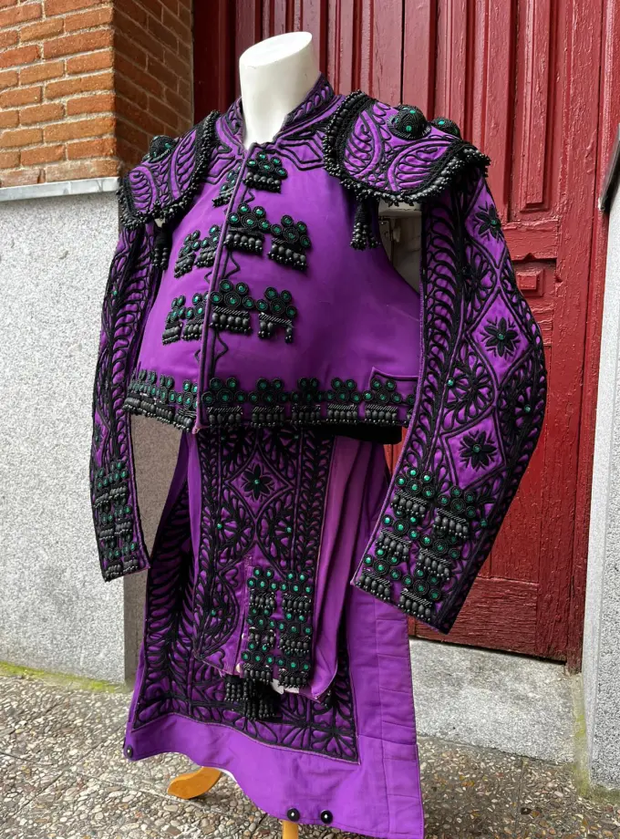 Traje de luces nazareno y azabache con pedrería verde