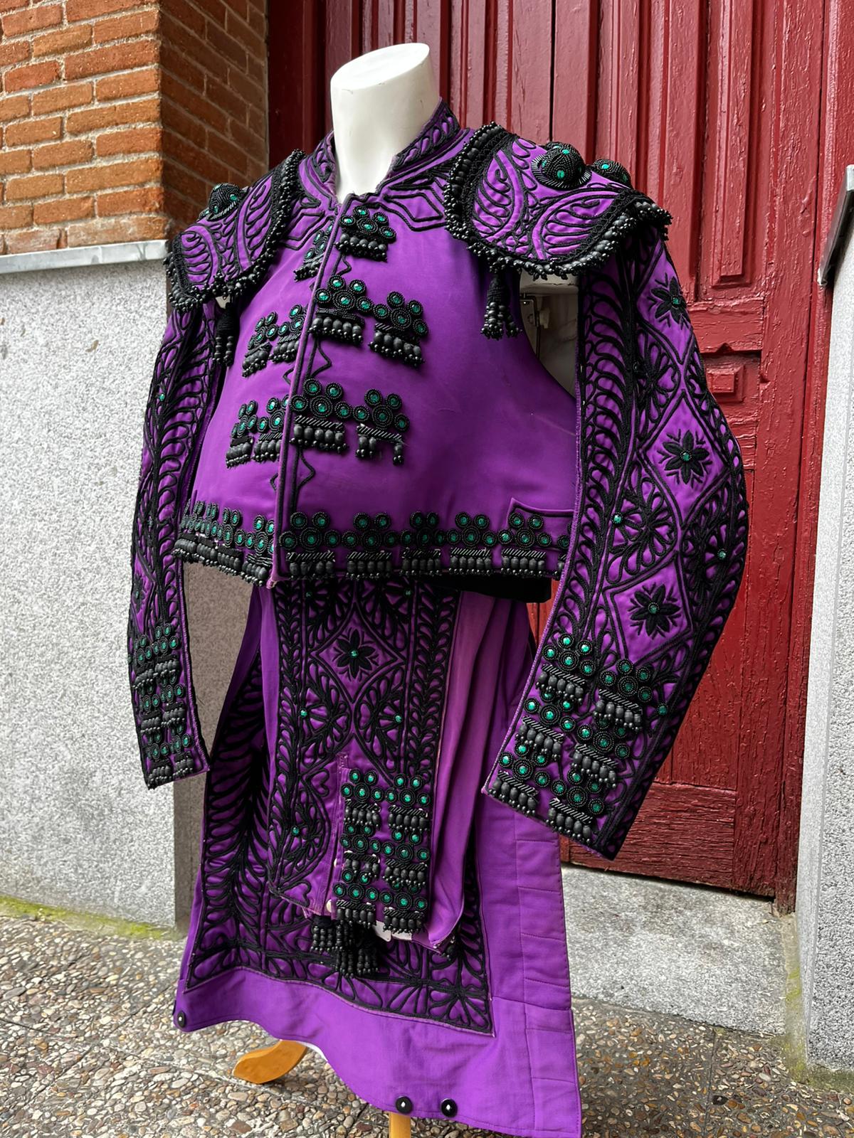 Habit de lumière violet nazareno et jais avec pierreries vertes